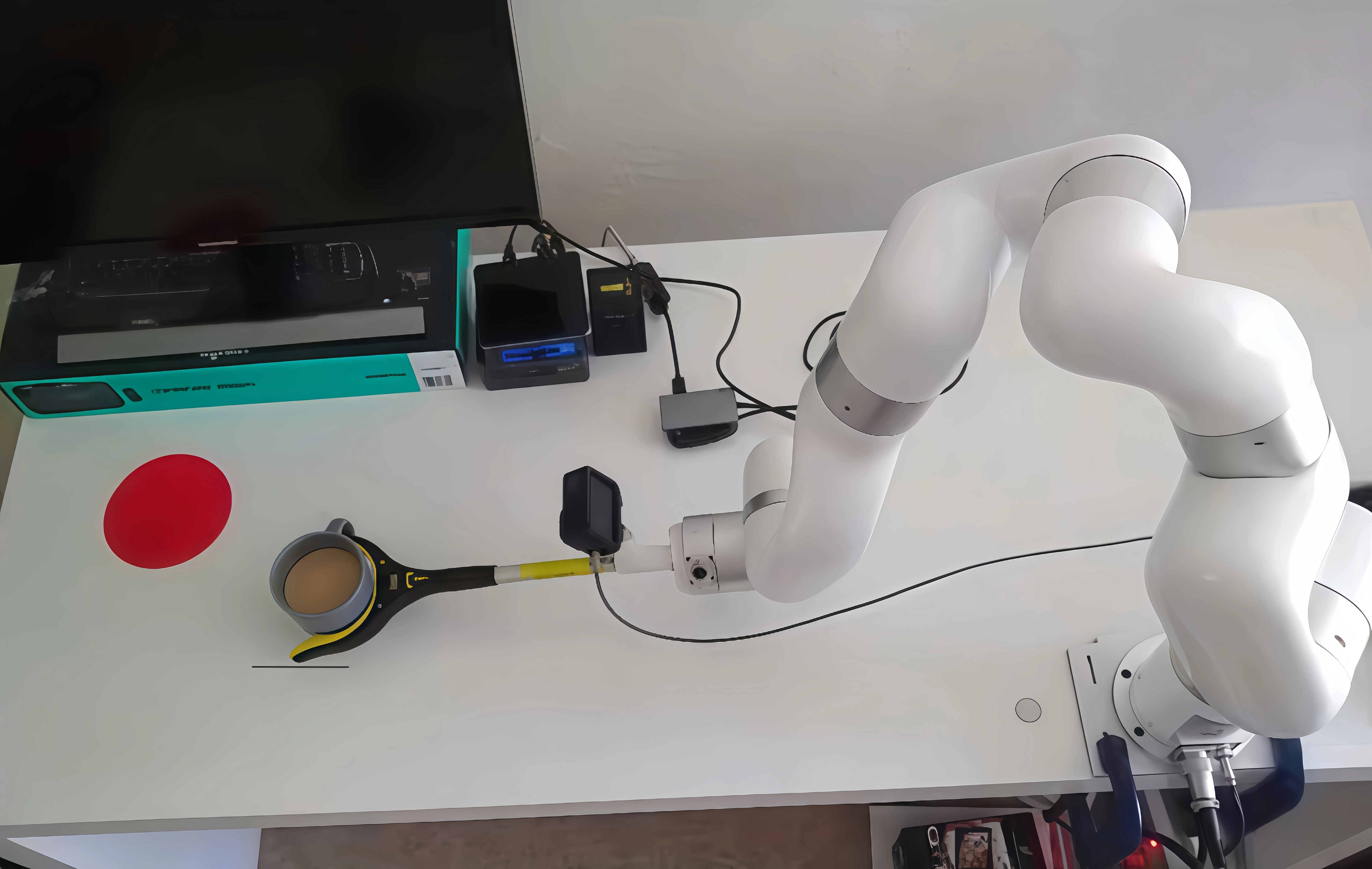 xArm 7 搭载带摄像头的取物夹具，在桌面操作任务中将杯子移动至红色目标区域。