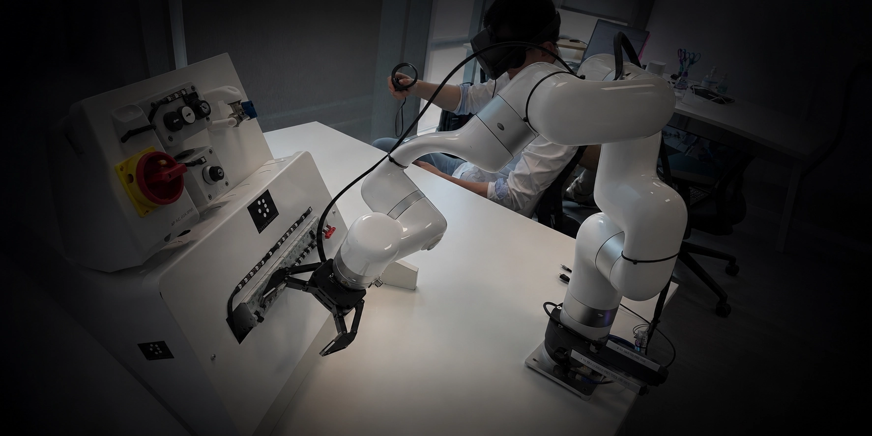 操作员佩戴VR头显，遥操作两台UFACTORY协作机械臂在电气控制柜上作业