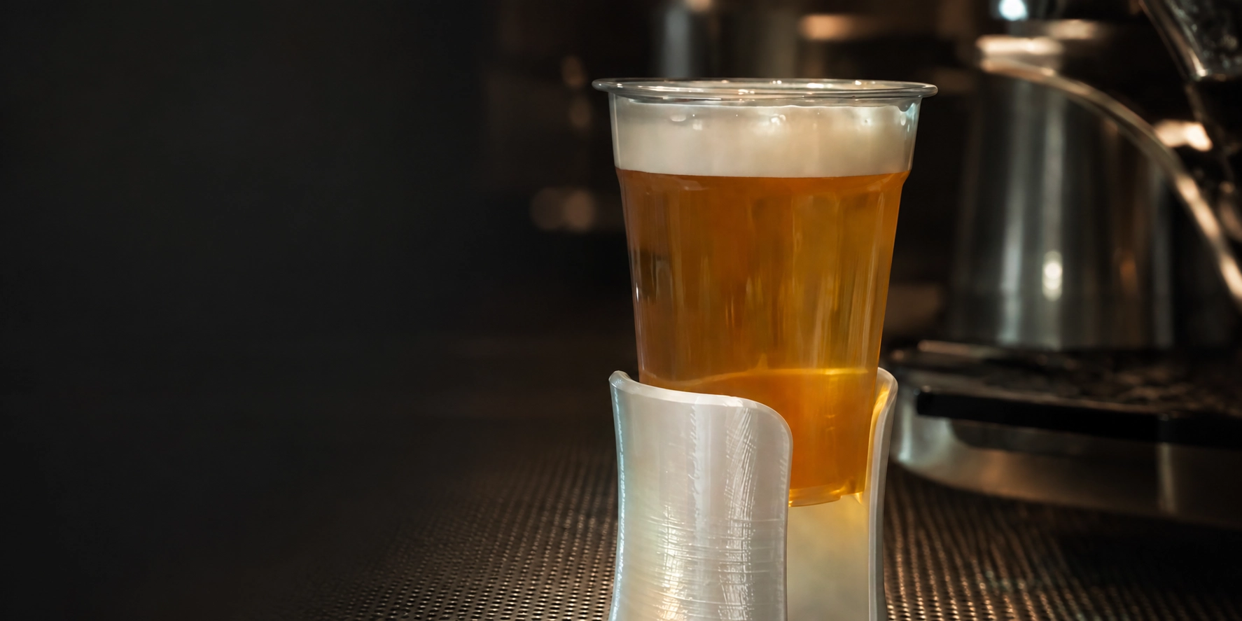 杯装啤酒置于调酒机器人吧台上