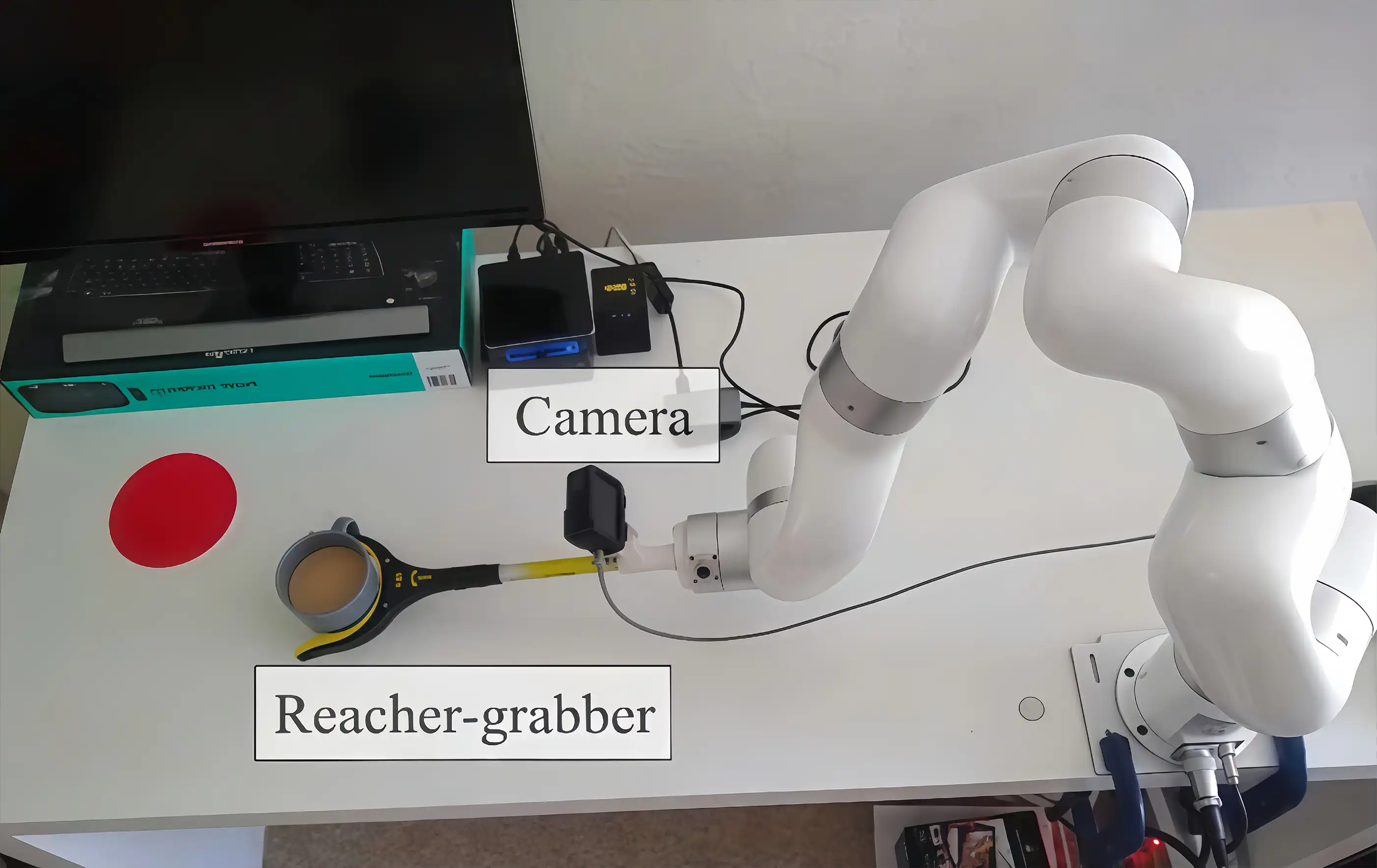 xArm 7搭载摄像头取物夹具，在桌面操作任务中将杯子移动至红色目标区域