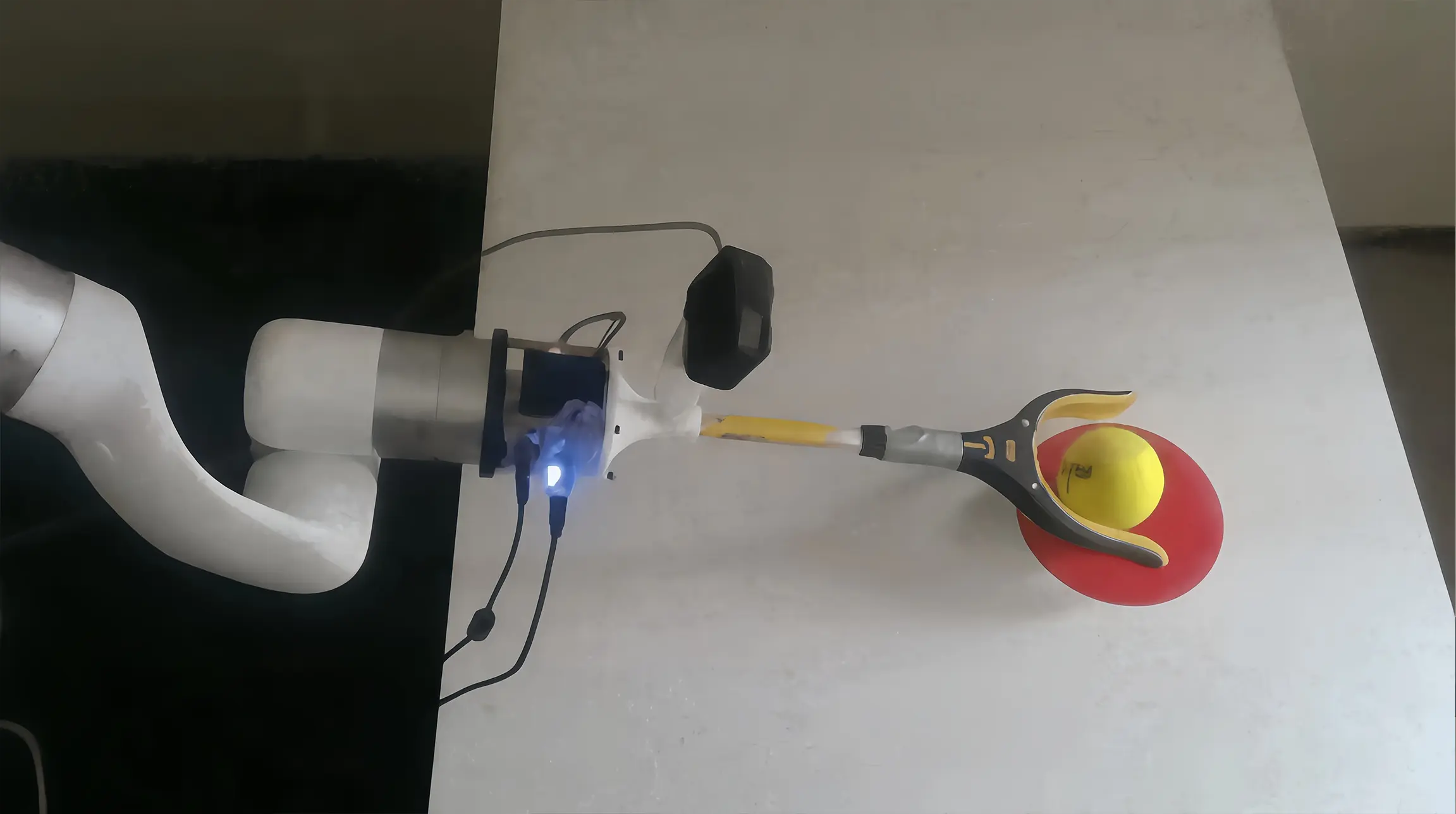 xArm 7末端搭载Go Pro相机及取物夹具，在模仿学习测试中将黄色球移动至红色目标区域