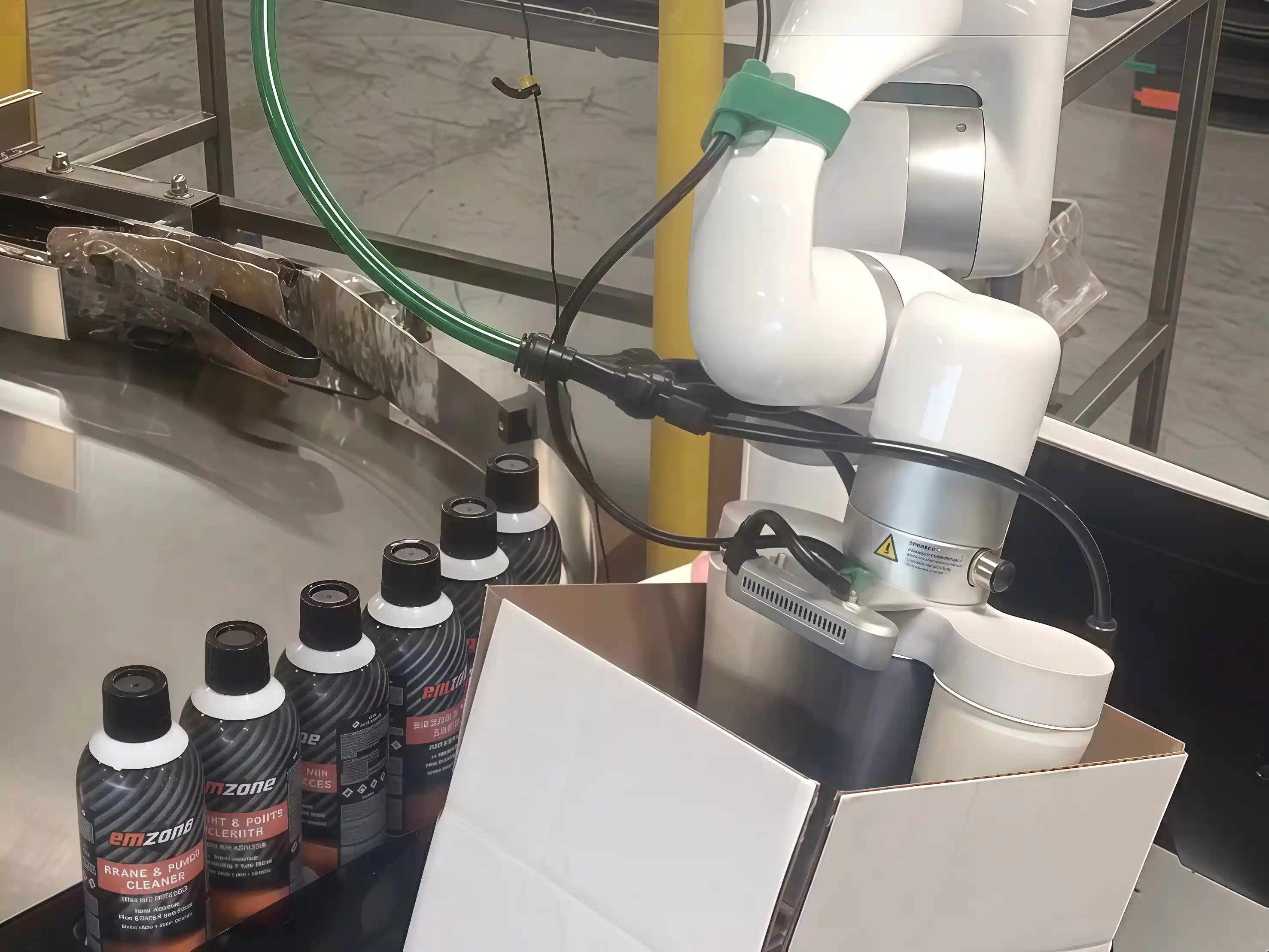 UFACTORY xArm协作机器人使用真空吸盘抓取瓶子并装入纸箱